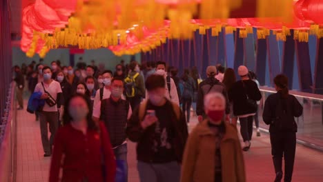 Viajeros-Chinos-Caminan-A-Través-De-Un-Puente-Peatonal-Decorado-Con-Linternas-Rojas-Chinas-Que-Cuelgan-Del-Techo-Para-Celebrar-El-Festival-Del-Año-Nuevo-Lunar-Chino-En-Hong-Kong