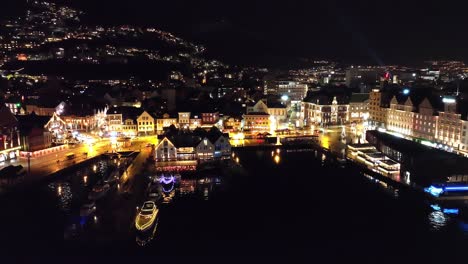 Vorwärtsbewegungsantenne-Mit-Neigung-Nach-Oben-Während-Der-Nacht-Auf-Dem-Fischmarkt-Und-In-Der-Innenstadt-Von-Bergen