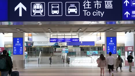 Passagiere-Und-Reisende-Verlassen-Den-Internationalen-Flughafen-Chek-Lap-Kok-Von-Hong-Kong,-Während-Sie-In-Die-Innenstadt-Von-Hong-Kong-Fahren