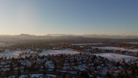 Toma-De-Drone-De-La-Puesta-De-Sol-Sobre-Las-Montañas-Rocosas-En-Denver,-Co-En-Un-Día-De-Invierno-Nevado