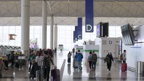 Se-Ve-A-Los-Pasajeros-Caminando-Por-La-Sala-De-Facturación-Y-Salida-De-La-Aerolínea-En-El-Aeropuerto-Internacional-Chek-Lap-Kok-De-Hong-Kong.