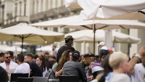 Zeitlupenszene-Mit-Sitzgelegenheiten-Im-Freien-Im-Café-Im-Zentrum-Von-Turin-In-Italien