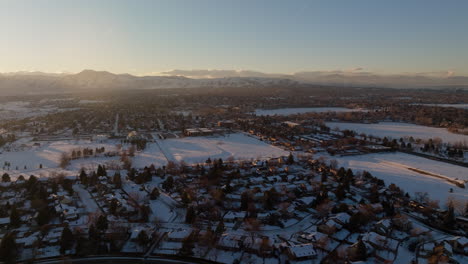 Drohnenaufnahme-Des-Sonnenuntergangs-über-Den-Rocky-Mountains-In-Denver,-Co.-An-Einem-Verschneiten-Wintertag