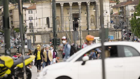 Stark-Gezoomte-Zeitlupenaufnahme-Von-Menschen-Und-Architektur-In-Turin