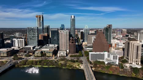 Luftaufnahme-über-Das-Stadtbild-Von-Austin,-Sonniger-Herbsttag-In-Austin,-USA---Rückseite,-Drohnenaufnahme