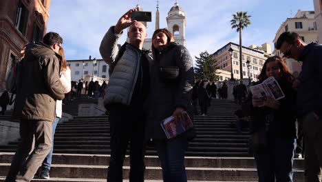 Roma,-Italia-Día-De-La-Escalinata-Española-Con-Gente-Tomando-Un-Selfie-A-Cámara-Lenta