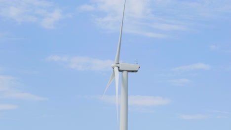 Sauberer,-Nachhaltiger-Elektrischer-Energiegenerator-Für-Windturbinen-Gegen-Blauen-Himmel