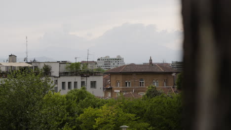 Weicher-Dolly-Links,-Der-Die-Dächer-Und-Wohnungen-Von-Turin-Zeigt