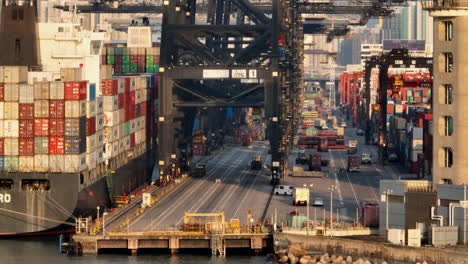 Toma-Panorámica-Con-Parallax---Buque-Portacontenedores-Neokastro-En-El-Puerto-De-Contenedores-De-Hong-Kong-Durante-La-Hora-Dorada