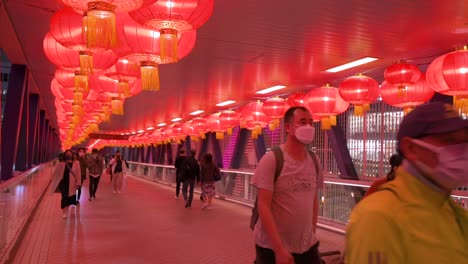 Los-Peatones-Caminan-A-Través-De-Un-Puente-Peatonal-Decorado-Con-Linternas-Chinas-Que-Cuelgan-Del-Techo-Para-Celebrar-El-Festival-Del-Año-Nuevo-Lunar-Chino-En-Hong-Kong