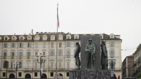 Statische-Aufnahme-Aus-Der-Ferne-Der-Piazza-Castello-In-Turin-Italien