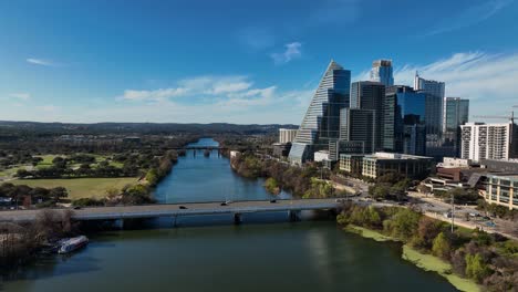 Día-De-Otoño-En-Texas,-Estados-Unidos,-Vista-Aérea-Que-Se-Eleva-Alrededor-Del-Edificio-De-Google-En-Austin,-Soleado