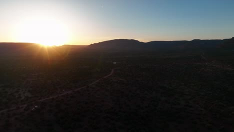 Paisaje-De-Puesta-De-Sol-En-El-Desierto-Con-Vegetación-De-Sedona-En-Arizona---Toma-Aérea-De-Drones