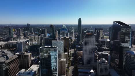 Aerial-view-rising-over-streets-in-downtown-Austin,-sunny-fall-day-in-Texas,-USA