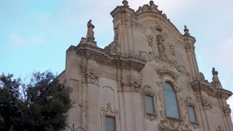 Iglesia-En-Matera-Italia-Con-Gente-Caminando