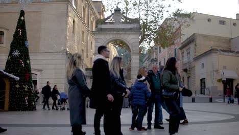 Plaza-Matera-En-Italia-Con-Gente-En-La-Calle-Y-Video-Panorámico-De-Derecha-A-Izquierda