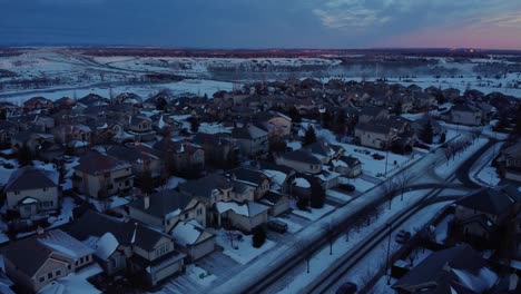 Die-Ansicht-Einer-Drohne-Von-Calgarys-Gemeinde-Während-Eines-Wunderschönen-Wintersonnenaufgangs-Mit-Schnee