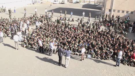 Escuela-Yemení-En-La-Mañana-Cola-De-Estudiantes-Líneas-Uniformes-Tiro-Panorámico