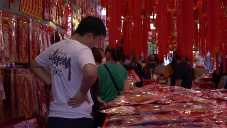 Gente-Comprando-Decoraciones-De-Año-Nuevo-Chino-En-El-Mercado-Callejero-De-Ang-Mo-Kio,-Singapur