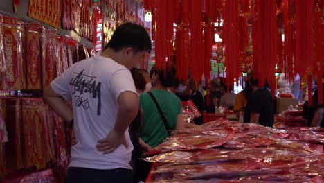 Leute,-Die-Chinesische-Neujahrsdekorationen-Auf-Dem-Ang-Mo-Kio-Street-Market,-Singapur-Kaufen