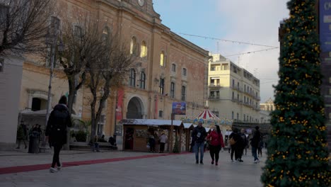 Matera-Italien-Uhr-Und-Markt-Mit-Passanten