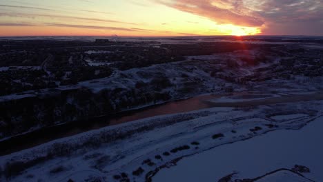 Drone-Volador-En-Calgary-Durante-Un-Hermoso-Amanecer-De-Invierno-Con-Nieve