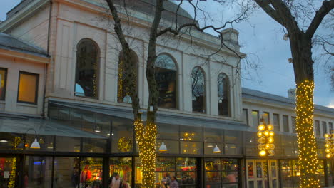 Histórico-Mercado-De-Quincy-Decorado-Con-Brillantes-Luces-Navideñas-Cerca-De-Faneuil-Hall-En-El-Centro-De-Boston,-Massachusetts,-Ee.uu.