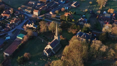 Yorkshire-Kirchendorf-Drohnenaufnahme
