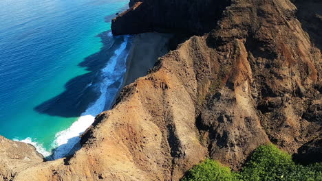 Luftaufnahme-Der-Blauen-Küste-Und-Der-Tosenden-Wellen-Entlang-Sanfter-Hügel-In-Kauai-Hawaii