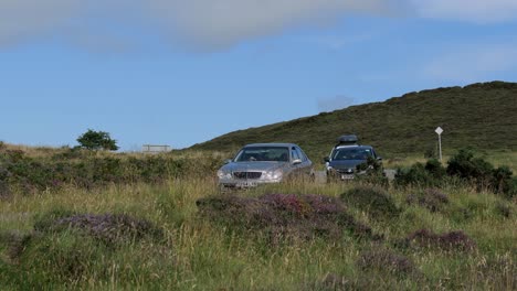 Fiat-Ducato-Sonnenlicht-Rv-Wohnwagen-Mit-Anderen-Autos,-Die-Durch-Die-Isle-Of-Skye,-Schottland-Reisen