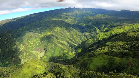 Vista-Aérea-De-Colinas-Y-Paisajes-Verdes-En-Kauai-Hawaii
