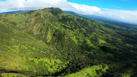 Vista-Aérea-Del-Paisaje-Verde-De-Las-Colinas-Y-Cielos-Azules-En-Kauai-Hawaii