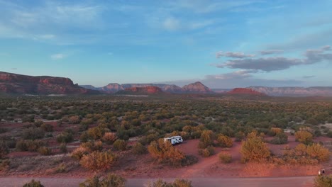 Vehículo-Recreativo-Estacionado-En-El-Desierto-De-Sedona-Red-Rocks-En-Arizona---Retroceso-Aéreo