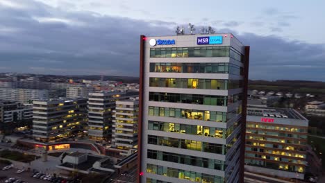 Hohes-Bürogebäude-Mitten-In-Einem-Urbanen-Gebiet