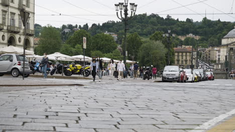 Pan-Suave-De-Gran-Plaza-En-El-Centro-De-La-Ciudad-De-Turín,-Italia