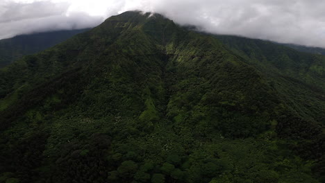 Vista-Aérea-De-Nubes-Sobre-Colinas-Y-Paisajes-Verdes-En-Kauai-Hawaii