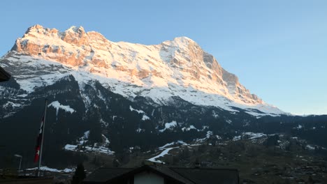 Timelapse-De-Día-A-Noche-De-Interlaken,-Suiza-Con-Una-Montaña-Cubierta-De-Nieve-En-El-Fondo