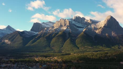 Toma-De-Drones-De-Picos-Montañosos-épicos-En-La-Ciudad-Canadiense-De-Canmore-En-Las-Montañas-Rocosas-Al-Amanecer