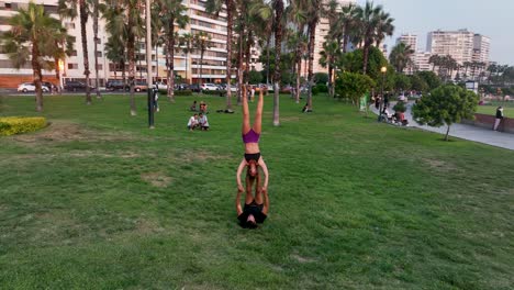 Pareja-Practicando-Acro-Yoga-En-Estudio-Blanco