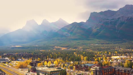 Unglaubliche-Aussicht-Auf-Die-Berggipfel-Drei-Schwestern-Bei-Sonnenaufgang-In-Der-Kleinen-Stadt-Canmore-In-Den-Kanadischen-Rocky-Mountains