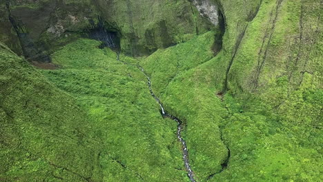 Vista-Aérea-Del-Río-En-Colinas-Ondulantes-Y-Paisaje-Verde-En-Kauai-Hawaii