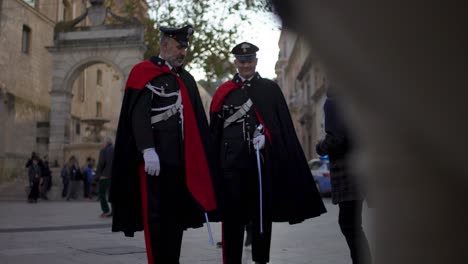 Zwei-Polizisten-In-Uniform-In-Matera,-Italien,-Mit-Einem-Touristen,-Der-Ein-Foto-Macht