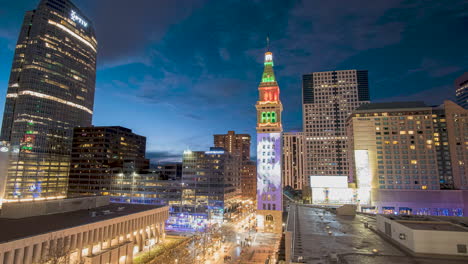 Lapso-De-Tiempo-De-Daniels-And-Fisher-Tower-En-Denver,-Colorado-Durante-El-Invierno-Con-Imágenes-Artísticas-Proyectadas-Para-Las-Fiestas