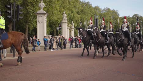 Guardia-A-Caballo-De-La-Reina-En-El-Palacio-De-Buckingham