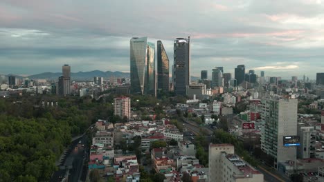 Vista-Aérea-Del-Tráfico-Matutino-Y-Torres-De-La-Ciudad-De-México,-Calles-Y-Edificios,-Estableciendo-Disparos-De-Drones