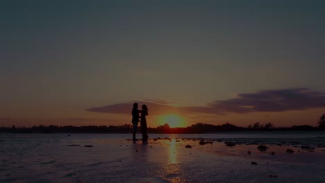 Silhouette-Eines-Romantischen-Paares,-Das-Am-Valentinstag-Am-Magischen-Strand-Tanzt