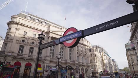 Entrada-De-La-Estación-De-Metro-De-Piccadilly-Circus-London