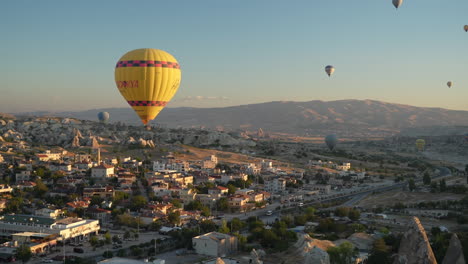 Heißluftballons-über-Der-Landschaft-Von-Kappadokien-An-Einem-Sonnigen-Sommermorgen