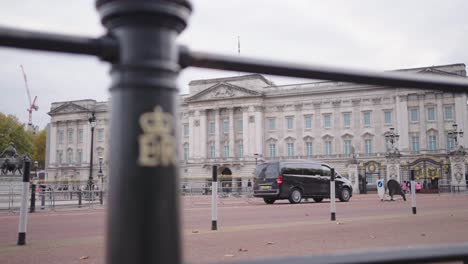 Elizabeth-Ii-Royal-Cypher-Vor-Dem-Buckingham-Palace