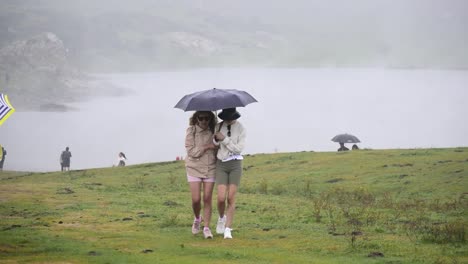 Lagos-De-Covadonga,-29-De-Agosto-De-2022,-España:-Senderismo-En-Lagos-De-Covadonga-O-Lagos-De-Covadonga,-Rodeado-De-Montañas,-Lagos-Y-Vacas,-En-España